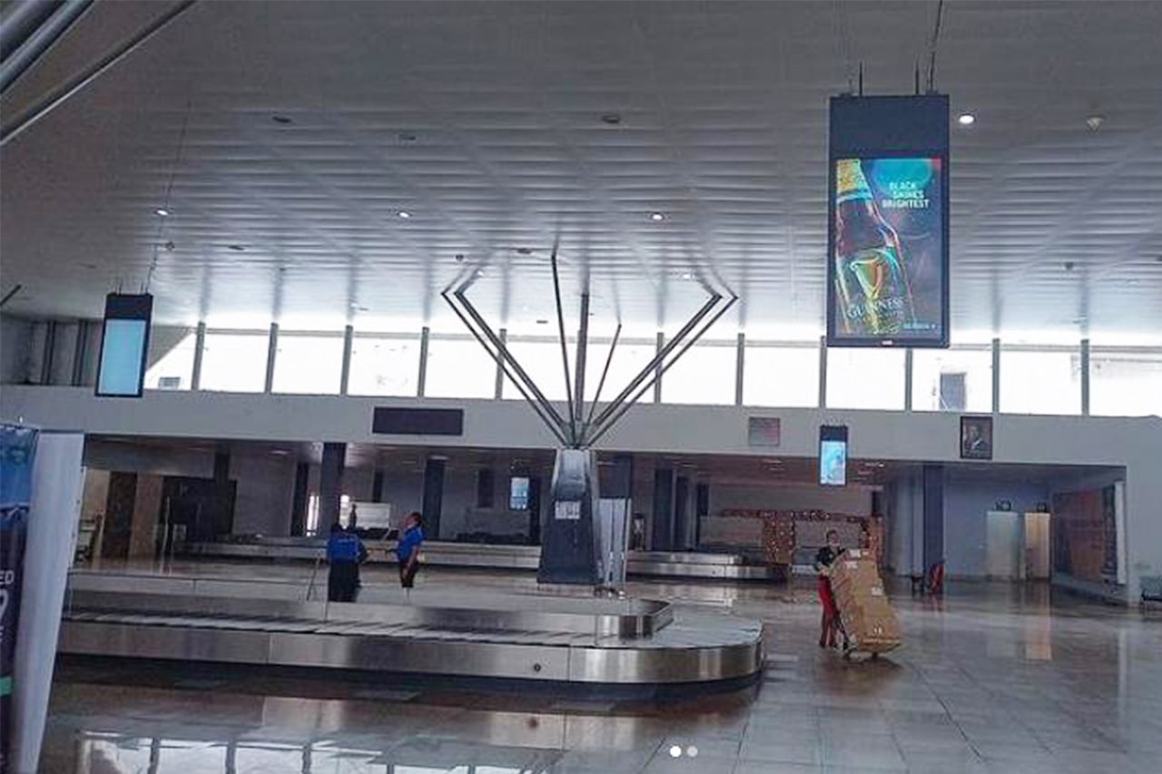 High Brightness Double Sided Haning and Wall-mounted Digital Signage for Airport